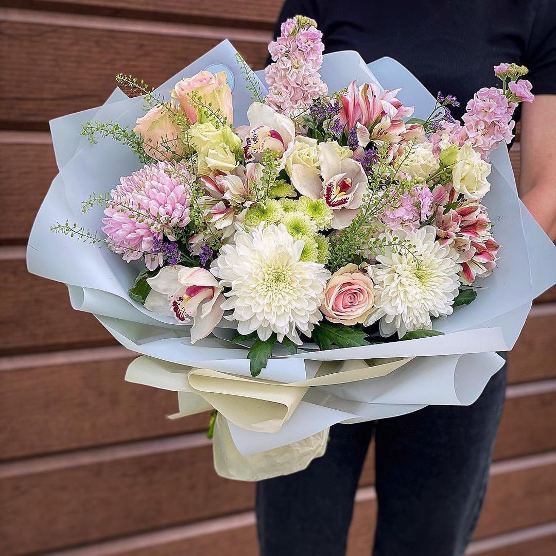 Букет сборный стильный. Модные сборные букеты. Сборный букет описание. Букет для владимира. Букет с антуриумом.